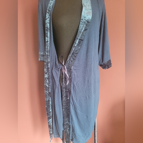 NWOT Soft Comfortable Robe, with crushed velvet trims. - Picture 2 of 8